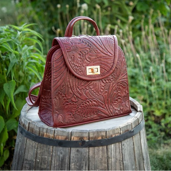 Hand carved genuine leather backpack - Picture 4 of 13